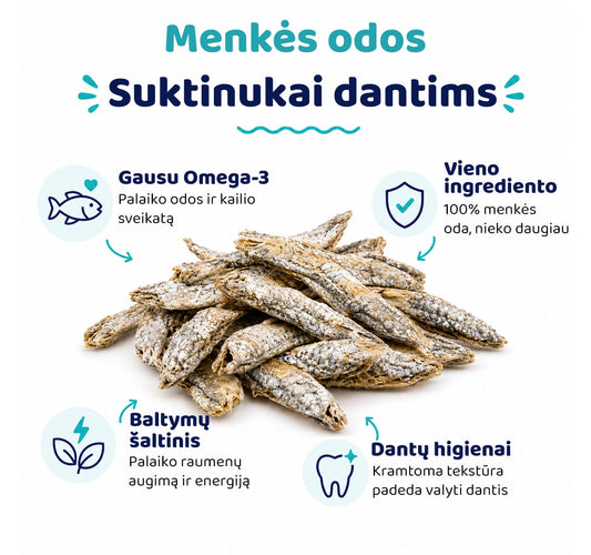 Kramtomų menkės odos ritinėlių šunims pakuotė skaidriame fone. Natūralūs ore džiovinti žuvies skanėstai dantų priežiūrai ir užimtumui.